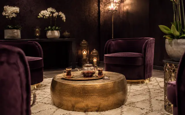 Kadife koltuklu, çay masalı bekleme salonu — Büyükçekmece, Masaj Salonun