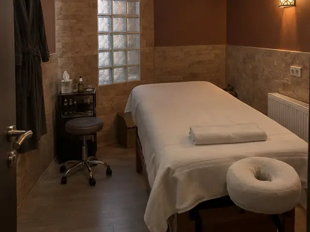 Taş duvarlı odada yüz yastıklı masaj masası — Büyükçekmece, Masaj Salonun