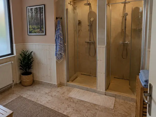 Duş kabinleri ve bank bulunan hamam öncesi alan — Büyükçekmece, Masaj Salonun