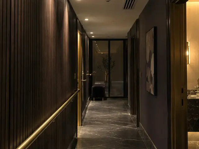 Ahşap panelli, loş ışıklı koridor — Büyükçekmece, Masaj Salonun